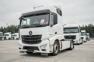 Semi-remorque garé sur une aire d'autoroute lors d'une restriction de circulation poids lourd le week-end en 2026