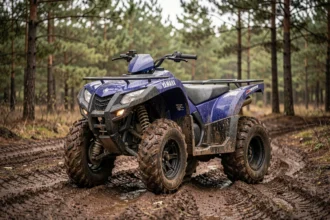 Quad Yamaha Raptor 350 garé sur un chemin de terre en forêt, idéal pour illustrer l'assurance quad